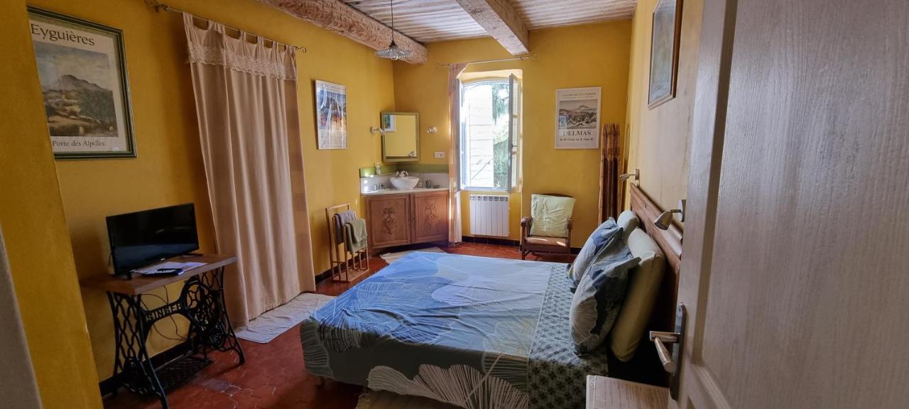 Les Tournesols Bed & Breakfast Mallemort Exterior photo